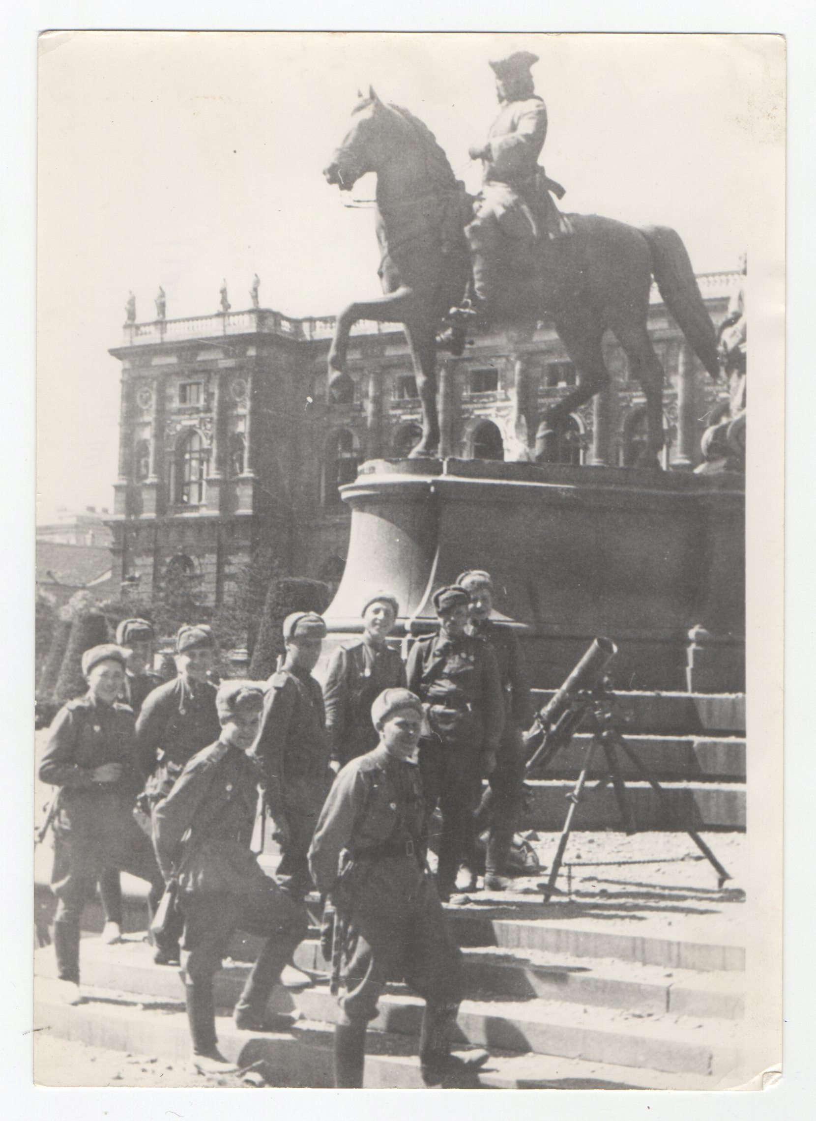 Фотографія "Мінометники військової частини № 68964 у Відні. 1945"