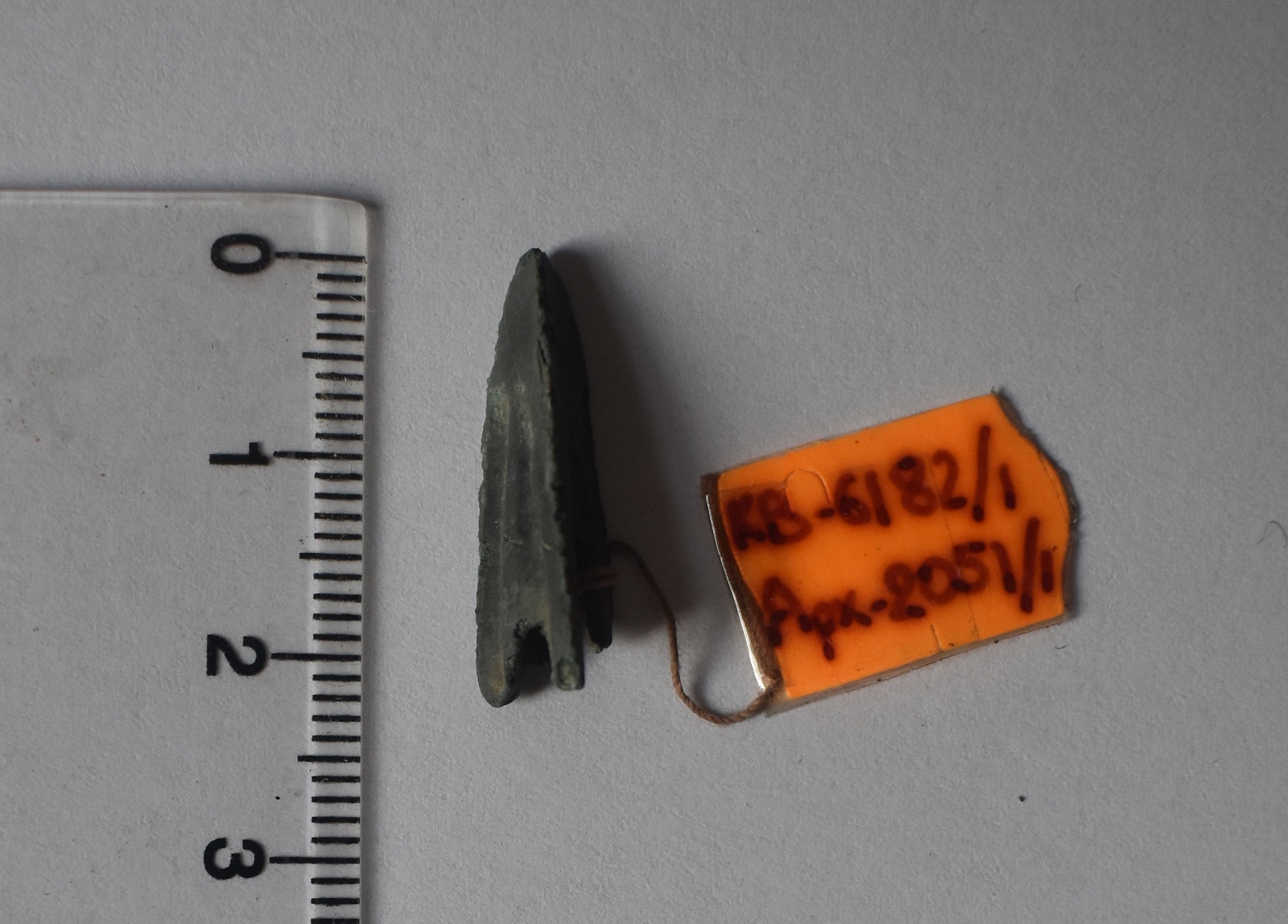 Археологія. Трилопатевий (з опущеними лопатями), втульчатий наконечник (з отвором) скіфської стріли (фрагмент)
