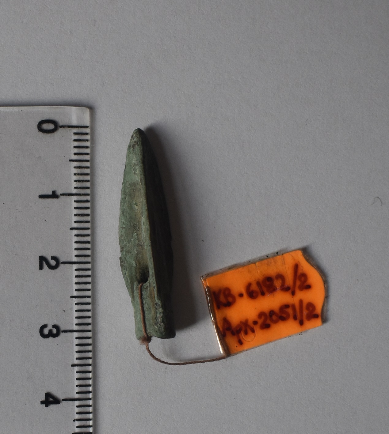 Археологія. Трилопатевий (з опущеними лопатями), втульчатий наконечник (з отвором) скіфської стріли